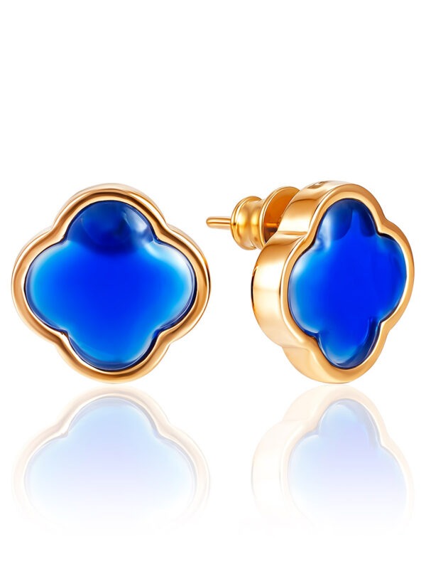 Striking stud earrings in the legendary Monaco design with blue amber
