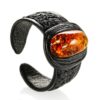 stilnoe_koltso_iz_kozhi_i_naturalnogo_tselnogo_yantarya_nefertiti1.jpg Leather & Amber Statement Ring