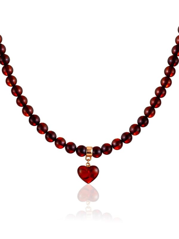 yarkiy_choker_iz_vishnyevogo_yantarya_s_podveskoy_serdechkom_karamel1.jpg Cherry Amber Heart Necklace